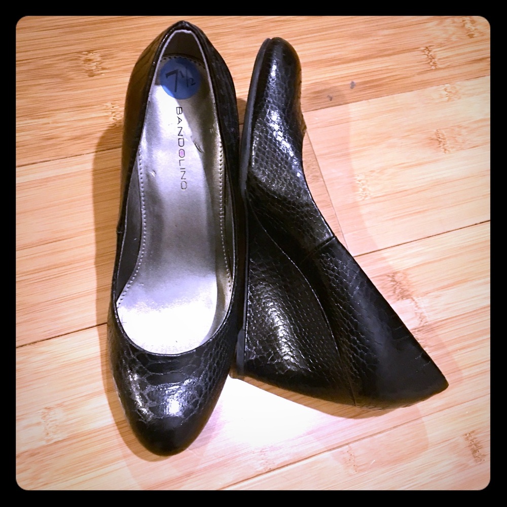 Black wedges